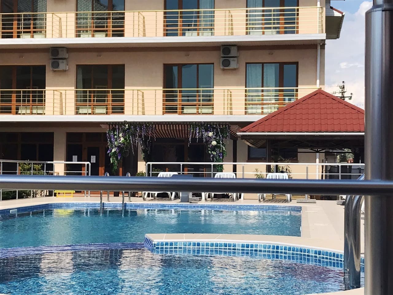 Отель с бассейном в Прибрежном. 