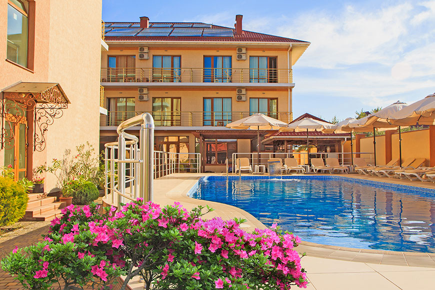 Отель в Прибрежном с бассейном. 