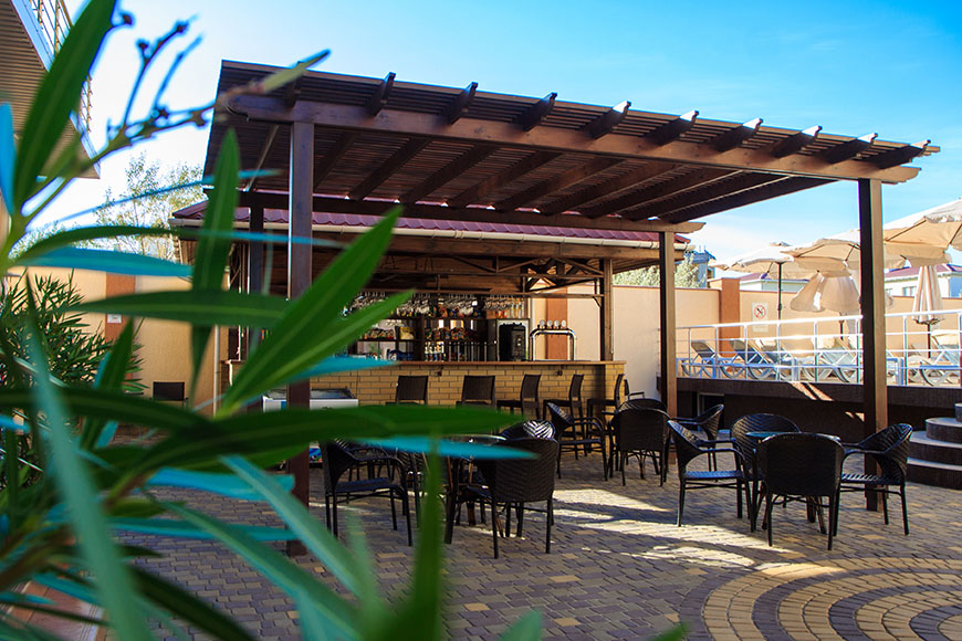 Летний бар в гостинице Прибрежного. 